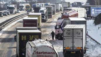 Η Γερμανία παραδίδεται δια ξηράς ... Τα οχήματα περίμεναν στο δρόμο μέχρι το πρωί