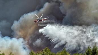 Δασική πυρκαγιά στην Ελλάδα ...άρχισε να απειλεί τους οικισμούς