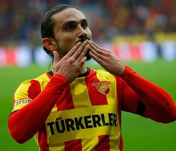Son Dakika: Göztepe'de kaptan Halil Akbunar ile taraftarın arası açıldı! Trabzonspor ve Fenerbahçe derken...