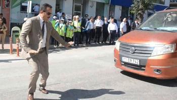 Valiye ‘Yaya Geçidi Nöbeti’nde az kalsın araba çarpıyordu! Valiye ‘Yaya Geçidi Nöbeti’nde az kalsın araba çarpıyordu!