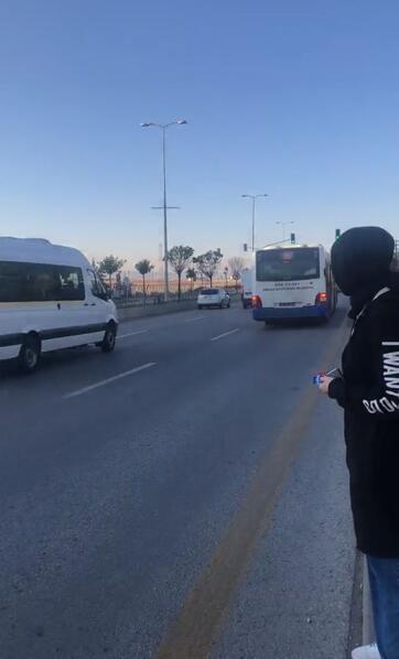 Dolu otobüs durmuyor yolcular isyan ediyor
