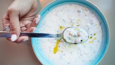 Yaz günlerinizi serinletecek çorba: Ayran aşı tarifi