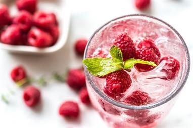 Maden suyu ile soda farklı içecekler