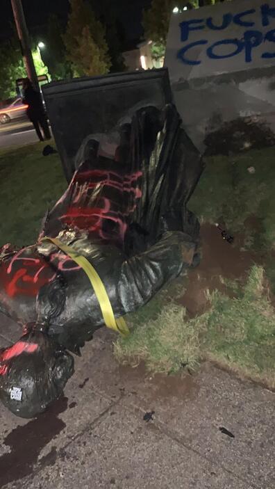 ABD'nin Portland kentinde göstericiler George Washington heykelini yıktı