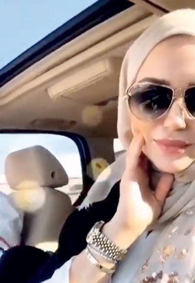 Kaz ziyafetinin, tesettürün cipin, şarabın falan... Tam ortasından sesleniyorum