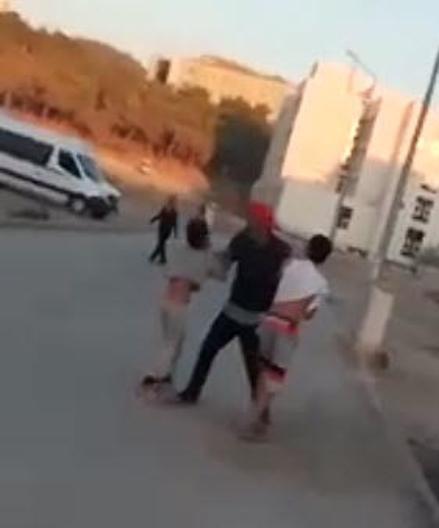 İzmirde tepki çeken görüntüler... 3 çocuğu sokak ortasında darbetti
