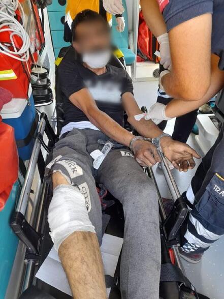 Polis bıçakla saldıran hırsızlık şüphelisini bacağından vurdu