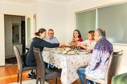 Yıkılmadık ayaktayız