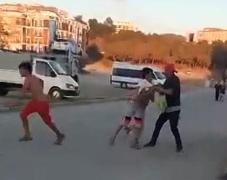 İzmirde tepki çeken görüntüler... 3 çocuğu sokak ortasında darbetti