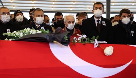 Ünlü psikolog ve yazar Prof. Dr. Cüceloğlu'na gözyaşlarıyla veda