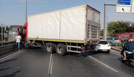 Bakırköy'de kamyon, metrobüs bariyerlerine çarptı Bakırköy'de kamyon, metrobüs bariyerlerine çarptı