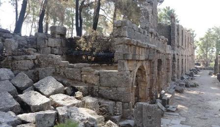 Antalya'daki yangında antik kent Lyrbe de etkilendi Antalya'daki yangında antik kent Lyrbe de etkilendi
