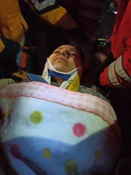 Umut dolu bekleyiş ve sevinç gözyaşları: Enkazdan mucize kurtuluşlar 100. saatte enkazdan çıkarıldılar