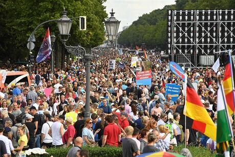 Almanya'da binlerce kişi koronavirüs protestosuna katıldı
