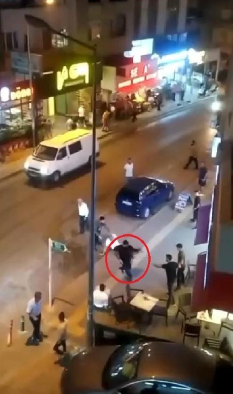 Bursada silahlı kavga: Kanlar içinde yere yığıldılar