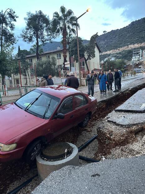 Son dakika... Antalyada sel felaketi İki ilçe sular altında: Yeni uyarı geldi
