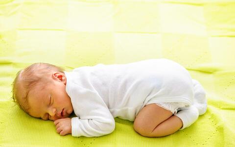 2 aylik bebek gelisimi 2 aylik bebegin boyu kilosu beslenmesi uykusu ve gelisim tablosu