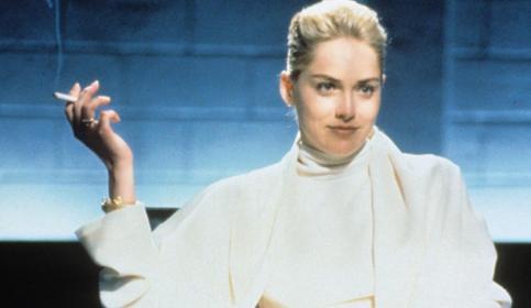 Kendini Sharon Stone sanan ve kedilere bulaşan bir erkek