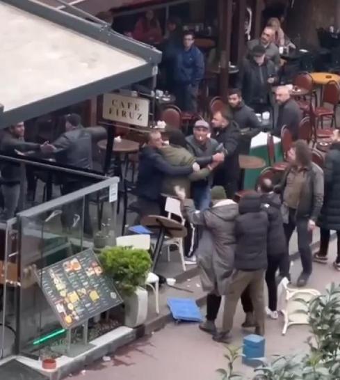Beyoğlunda kafede baltalı saldırgan paniği