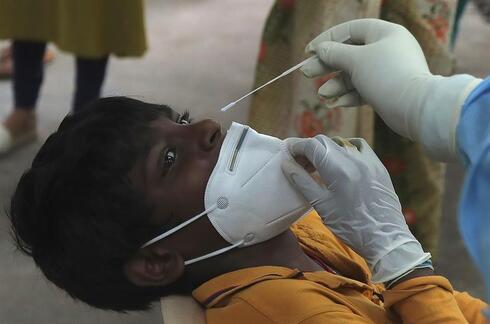 Hindistan'da artan koronavirüs vaka sayıları karantina kararı getirdi