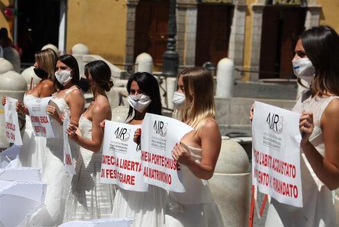 İtalya'da gelin adayları Covid-19 kısıtlamalarını protesto etti