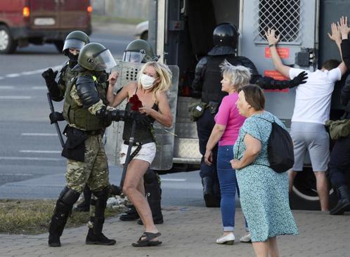 Belarus'ta sular durulmuyor... Eylemcilere işkence iddiası!