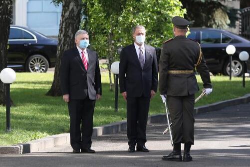 Bakan Hulusi Akar, Ukrayna’da askeri törenle karşılandı