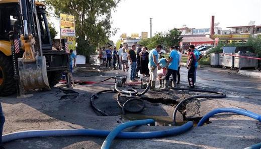 Kuşadası’nda patlayan lağımın suları denize karıştı