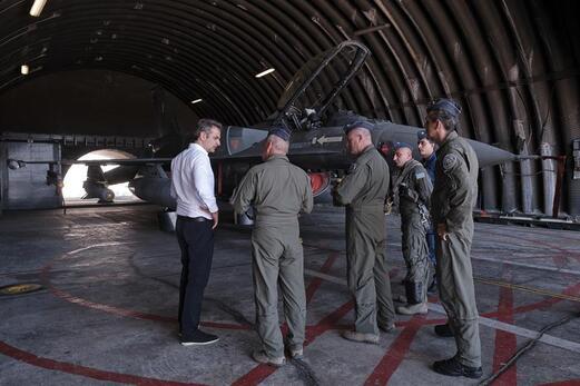 Yunan Başbakan savaş uçaklarıyla poz verdi