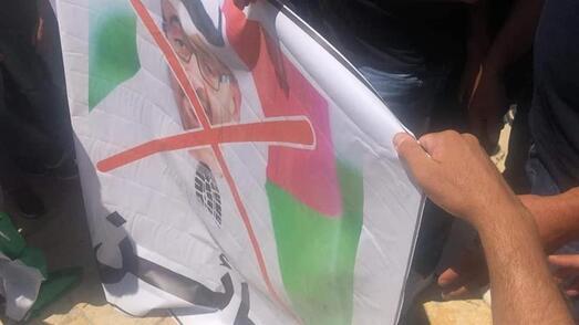 Filistinliler, Abu Dabi Veliaht Prensi Bin Zayid’in posterlerini ateşe verdi