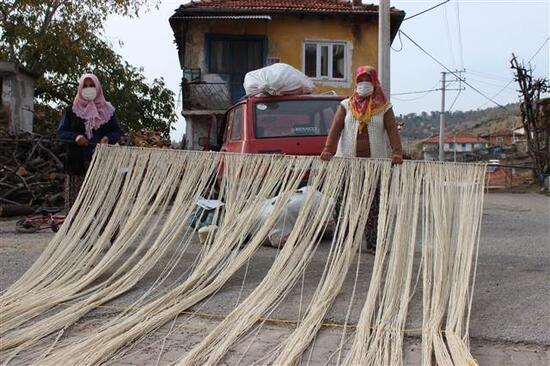 Bu mahallede kadınların dokuduğu halılar, ABD’ye ihraç ediliyor