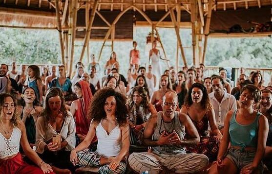Bali’deki yoga etkinliğinde sosyal mesafenin hiçe sayılması tepki yarattı