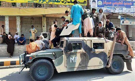 Son dakika haberi: Afganistanda son durum... Kaçışın tek adresi Binlerce kişi havalimanına akın etti
