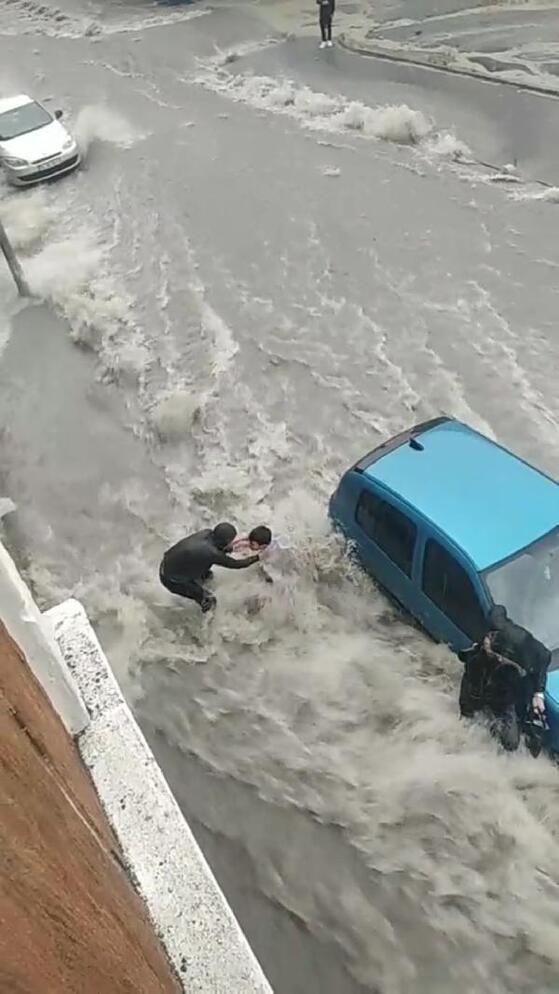 Son dakika... Meteoroloji uyarmıştı, İstanbulu sağanak vurdu Esenyurt yine su altında...