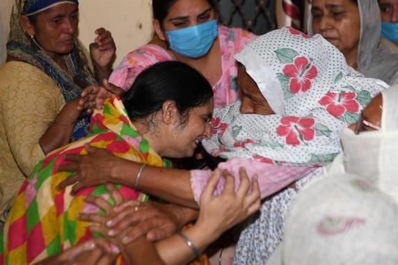 El öperek koronavirüsü tedavi ediyorum dedi, 20 kişiye virüs bulaştırdı