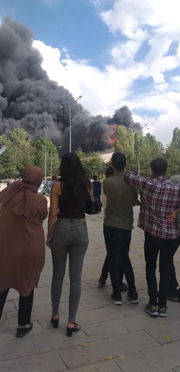 Atatürk Üniversitesinde yangın: Çok sayıda ekip bölgede Validen ilk açıklama geldi