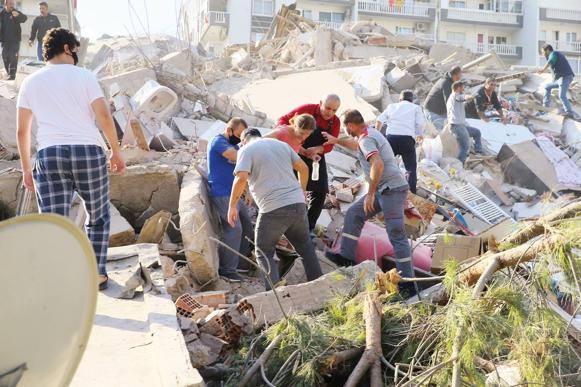 son dakika siddetli deprem izmir i vurdu 15 kenti salladi tsunami meydana geldi son dakika haber