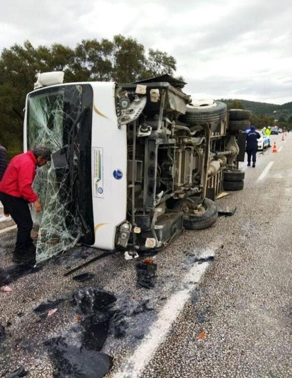 Muğlada faciadan dönüldü Öğrenci servisi kaza yaptı: 12 çocuk yaralandı