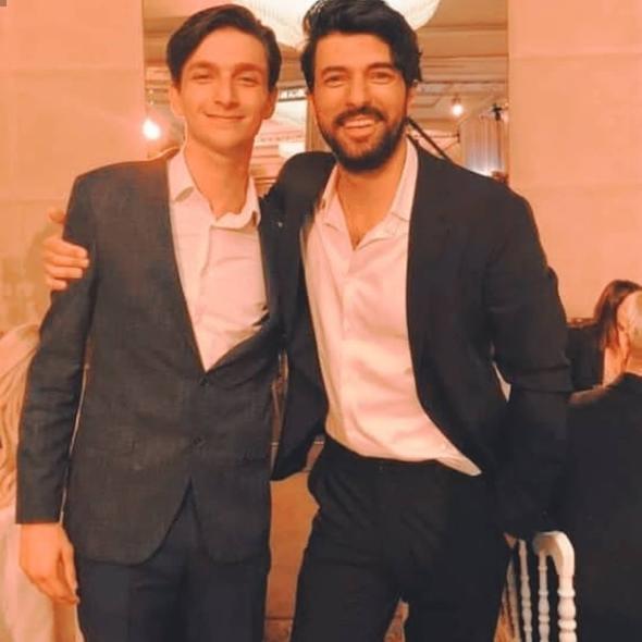 Engin Akyürek gönülleri fethetti Kardeşine düğün jesti...