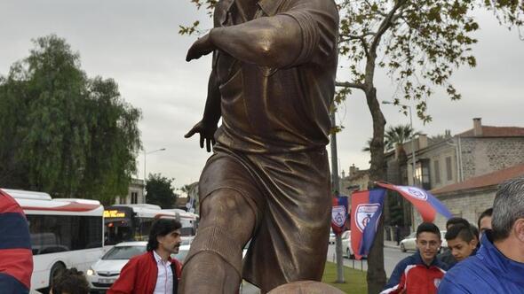 Futbolcu Sait Altınordunun heykeli dikildi