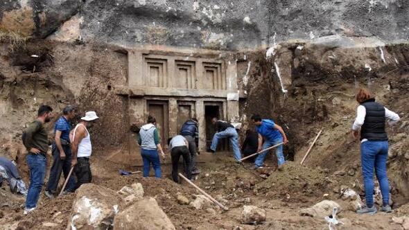 Arazi kazısında 2 bin 400 yıllık kaya mezarı ortaya çıkarıldı