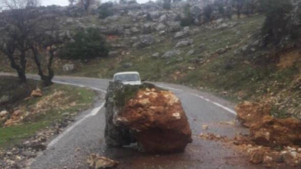 Dağdan kopan kaya parçaları yolu trafiğe kapattı