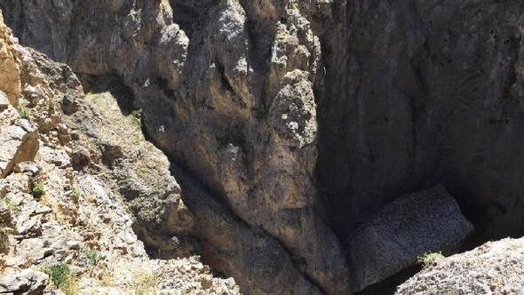 3 teröristin öldürüldüğü operasyonda askerler, halatla mağaraya tırmanmış