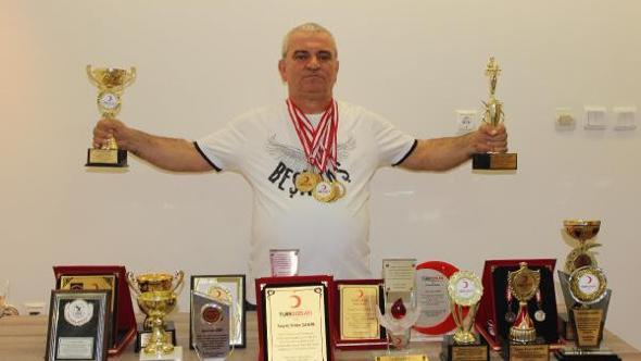 Yılda 25 ünite kan bağışı yaparak dünya rekortmeni oldu