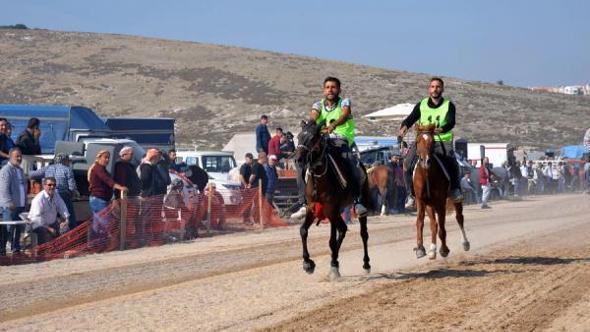 Menemende rahvan at yarışı heyacanı yaşandı