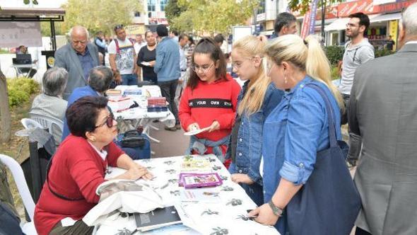 Çiğlide yazar ve okurlar sokakta buluştu