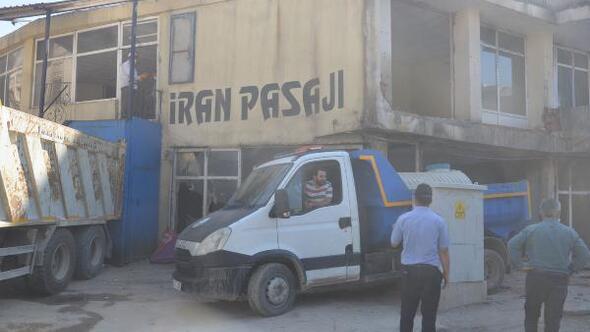 Yüksekovada dere üzerinde bulunan İran Pasajı yıkıldı