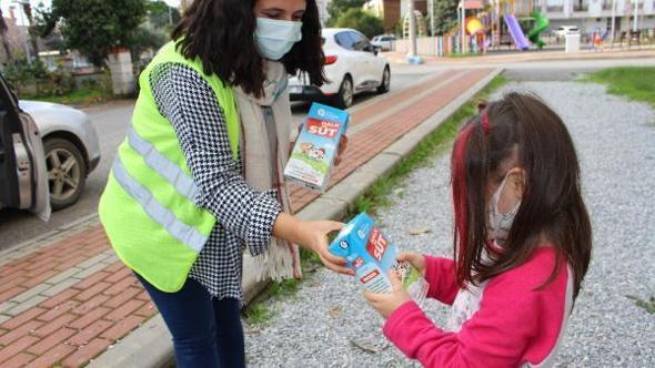 Halk Süt paketleri çocuklarla buluşuyor