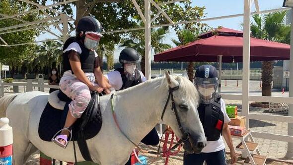 Pandemi nedeniyle verilen aranın ardından atla terapiye kaldığı yerden devam