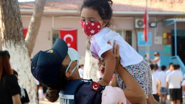 İzmirde jandarma ekipleri okul çevresinde denetim yaptı